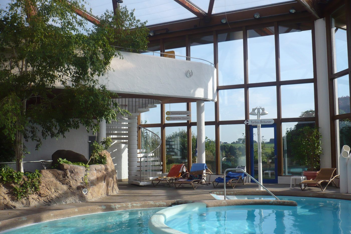 Wohnhaus mit verglastem Anbau und Schwimmbecken im Garten