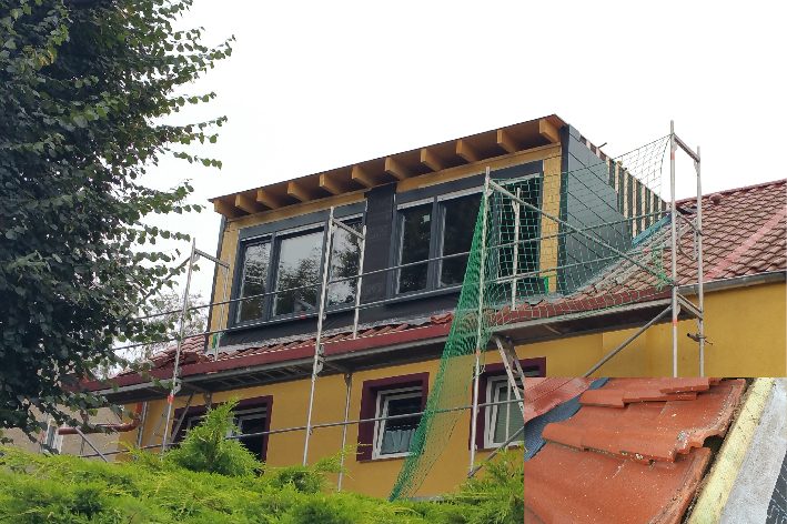 Wohnhaus mit zwei neuen Dachgauben während der Bauarbeiten