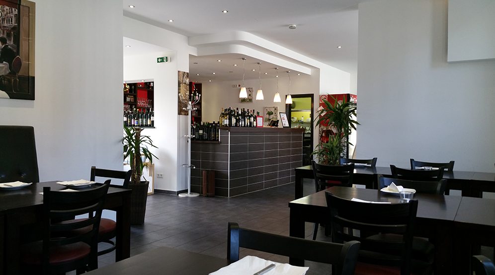 Gastraum der sanierten Pizzeria Mama Mia mit Bar und Tischen