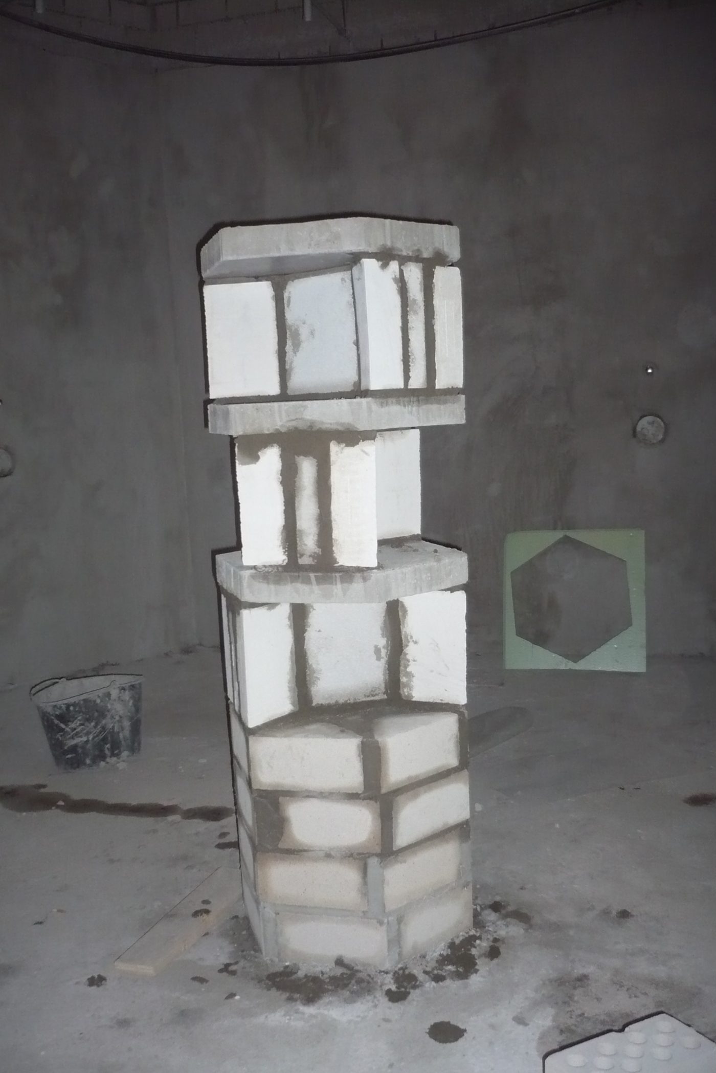 Hexagonale Skulptur als Ablage im Duschraum des Freizeitbads